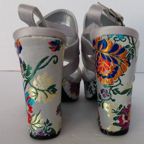 Qupid Gray High Heel Sandals With Floral Embroidery Pattern Block Heel NWD NIB - Picture 16 of 16